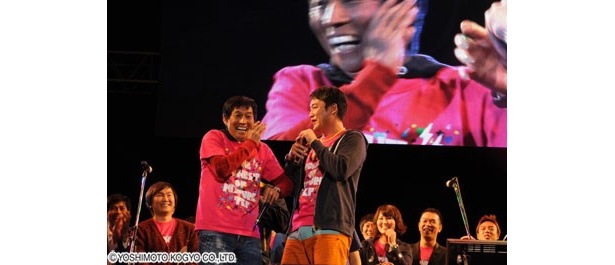 スペシャルゲスト・明石家さんまさん、間寛平さん、村上ショージさんが登場して会場のテンションは最高潮に。