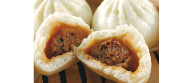 皇朝の看板商肉まん。品である濃い味付けの具と、ふっくらジューシーな食感がクセになる