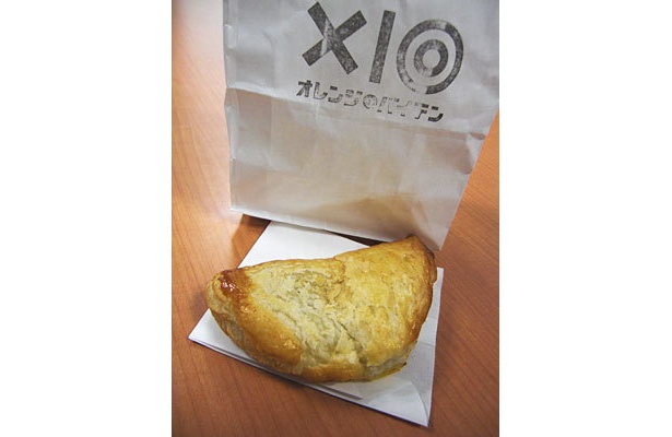 店長イチオシの百年カレーパイ（320円）。スタンプが押された袋もかわいい！