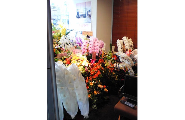 パン屋さんの店内から覗けるオフィスは…祝福の花、花、花！