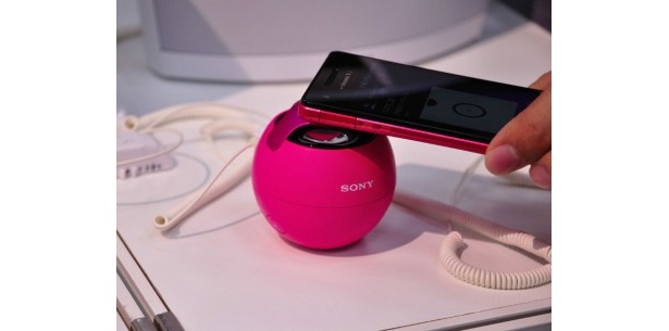 NFC搭載のスマートフォンの「かざしてリンク」は様々な家電と簡単に連携できる。ソニーのBluetooth搭載スピーカーもスマートフォンをかざすだけで接続が可能