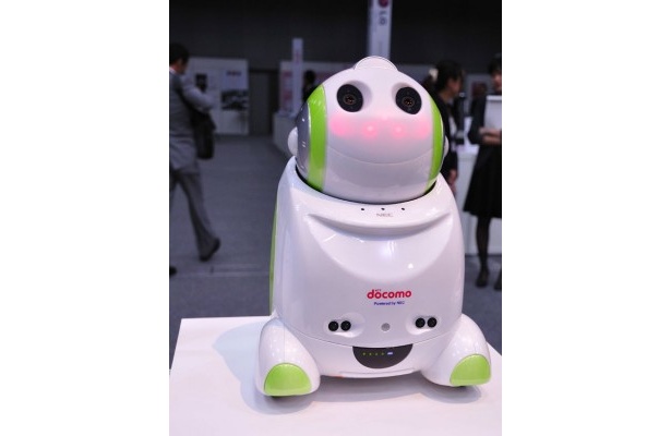 NECのコミュニケーションロボットPaPeRoを使ったサービスも。ドコモクラウドにアクセスして様々な情報を得られる。話しかけると首をかしげたり返事を返してくれる