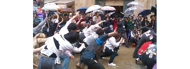 「スリラー」で200人がダンス！