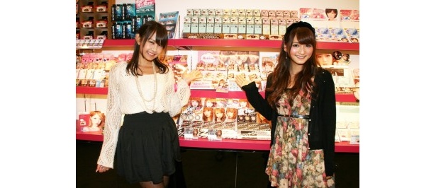 【写真を見る】店頭に立つ人気読者モデルの加藤瑠美さん(右)と荒井麻由さん(左)