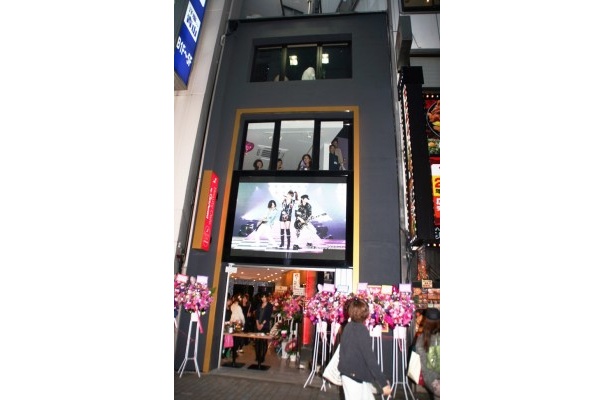 「Beauty Cafe by GirlsAward」外観。1階はショップ、2階はカフェ、3階はバーとなっている。外の1階と2階の間にはスクリーンも