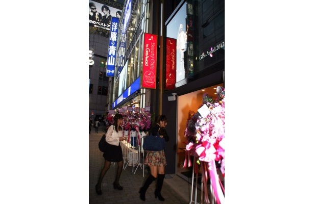 渋谷センター街の入口付近から見た「Beauty Cafe by GirlsAward」。赤い看板が目印だ