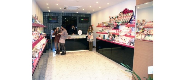 1階の「GirlsAward Official Shop」内観
