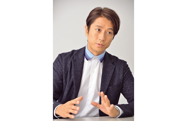 横暴な社長の秘書役を演じる谷原