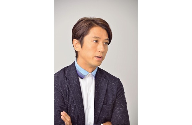 横暴な社長の秘書役を演じる谷原