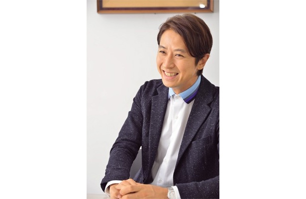 横暴な社長の秘書役を演じる谷原