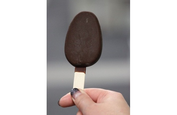【写真を見る】チョコレート部分、アイス部分両方が「なめらか」で「口溶けが良い」と好評だった｢PARM｣