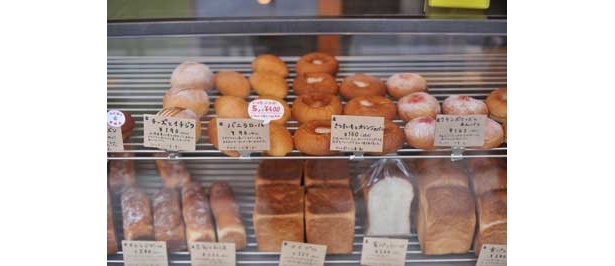 【写真を見る】歩道に面したショーケースにはこんな可愛いパンが！