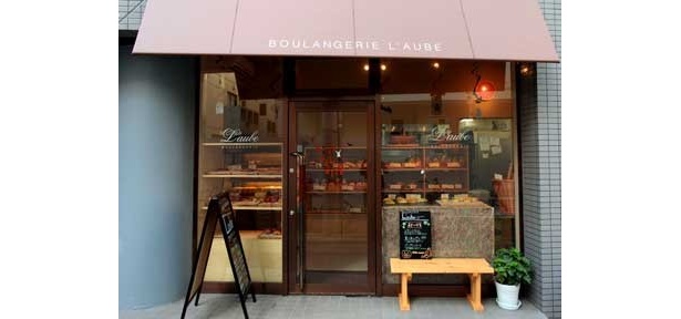 約3坪の売場はシンプル(Boulangerie L'aube)