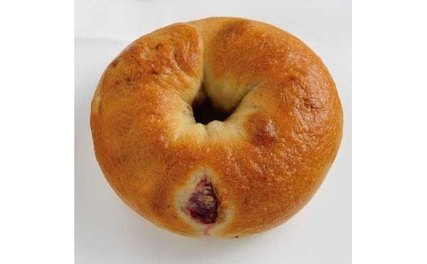 ベリーを3種使用した「ベリーベリークリームチーズベーグル」(250円)(backer fujiawara)