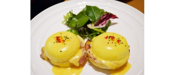 【写真を見る】これが見た目も可愛らしい「クラシックエッグベネディクト」(1400円)