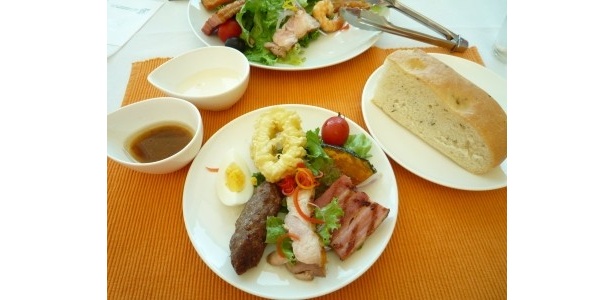 【写真を見る】沖縄の食材を活用したイタリア料理の数々！　古民家エステや天然塩作りの画像はコチラ