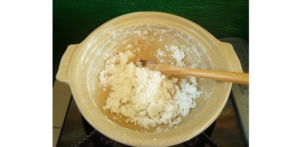 完成間近の塩。煮詰めて仕上げる工程で性格が出るそう