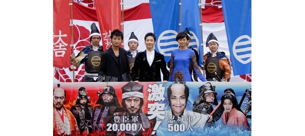 約3000人のギャラリーが道頓堀に集まった