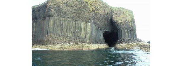 無人島にあるフィンガル洞窟(イギリス)