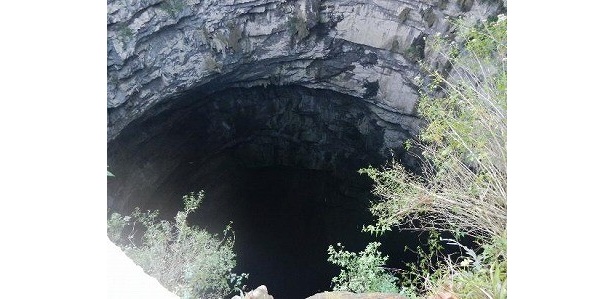 巨大な縦穴の洞窟で、その深さは最大370mに及ぶスワローズの洞窟(メキシコ)