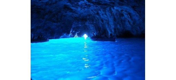 世界で最も有名な洞窟と言っても過言ではないナポリのBlue Grotto(青の洞窟)