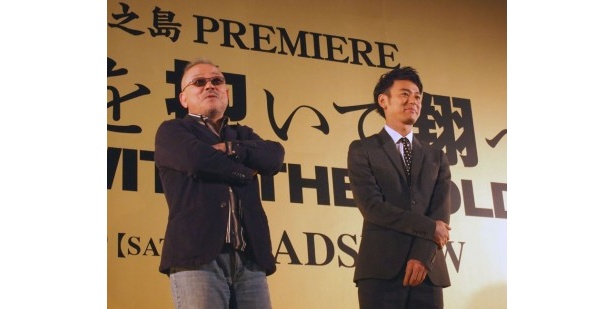 右から主演の妻夫木聡、井筒和幸監督