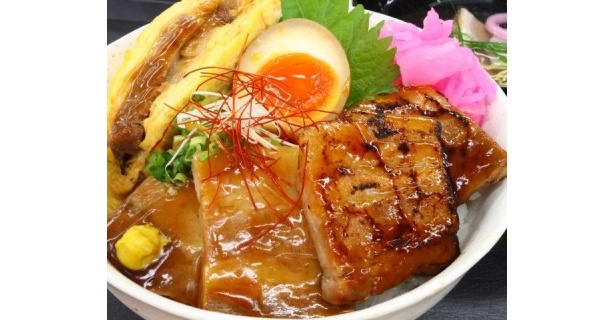 【写真を見る】鹿児島県の「志布志黒豚三昧丼」は特産黒豚が満載！その他の丼はコチラでチェック