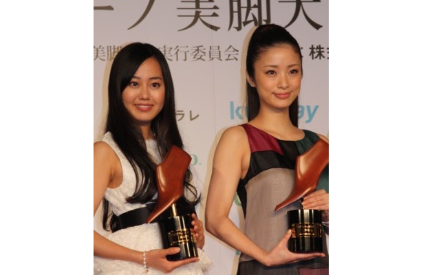 【写真を見る】ティーン部門では宮崎香蓮さん、20代部門では上戸彩さんが受賞
