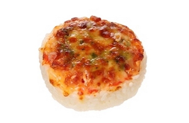 【写真を見る】ピザがおむすびに「ベーコンとチーズのピザ風おむすび」(138円)