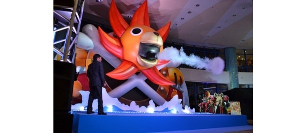 【写真を見る】ONE PIECEイルミネーションイベントでサニー号の口からガオン砲が発射！