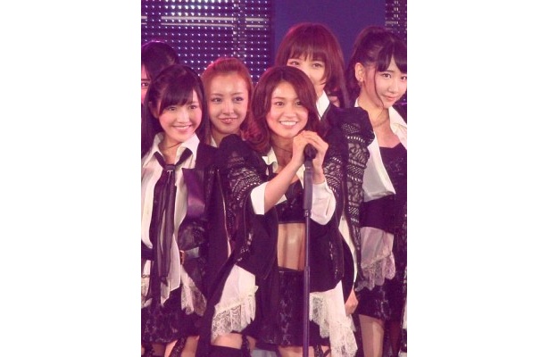 超セクシー！AKB大島優子がヘソ出し＆ガーターベルトのチラ見せルック