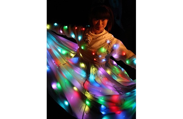 LEDランプ搭載のドレスでパフォーマンスをする平本さん