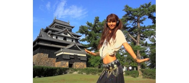 【写真を見る】松江城をバックに！ヘソ出しダンスが超キュートな御秒奈々さん