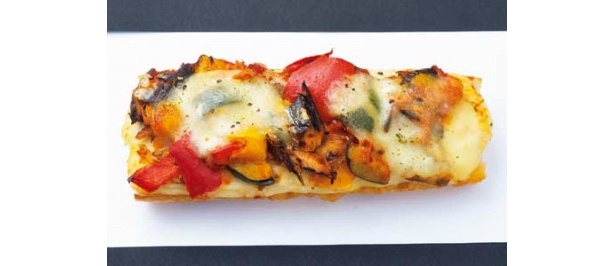 イワシのマリネとモッツァレラチーズをトッピングした「ラタトゥイユ」(390円)