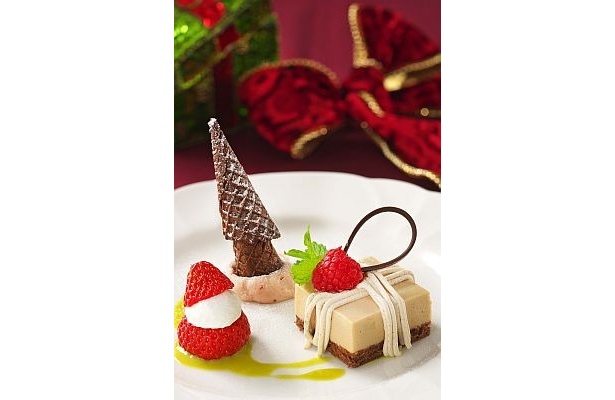 東京ディズニーランドのイーストサイドカフェのスペシャルコースには「マロンムースケーキとワッフルコーンツリー」があり(セット2500円)