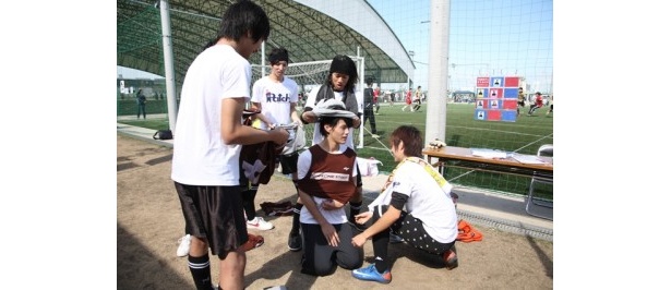 試合の合間には、フットワンが特別開催していた｢ゼッケン早着せ大会｣に参加。みんなで作戦を立てていざスタート！