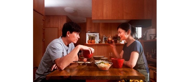 小池栄子（右）と台湾の俳優ワン・チュアンイー（右）が辺銀夫妻を演じる