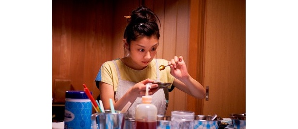 小池栄子演じる歩美は石垣島の食材を使ったラー油を作ろうと思い立つ