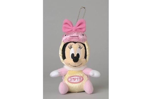 ミニーのぬいぐるみバッジには、大きなピンクのリボン付き(1300円)