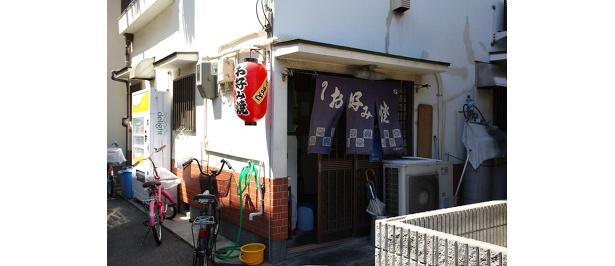 細い路地を海側に入ったところに、味わい深いお好み焼きののれんと提灯が目印の「大和」はある