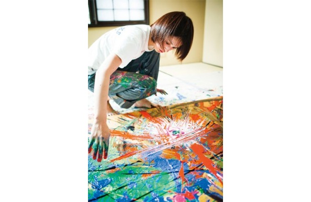 美しすぎる銅版画家、小松美羽が故郷で個展を開催！