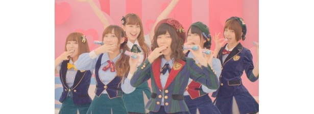 謎の女性が画面を横切る