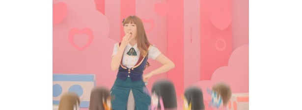 ぷっちょを口にするこじはる