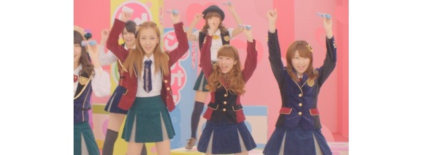 元気よく踊っています