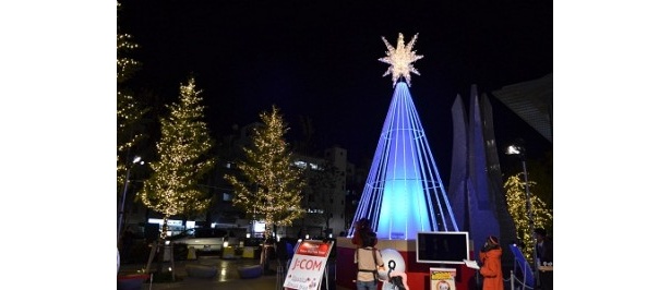 ソラマチひろばには、高さ約4mのクリスマスリースも設置