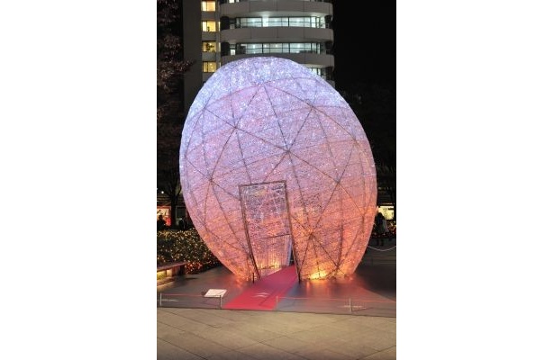 【写真を見る】六本木ヒルズに巨大なオブジェが登場！