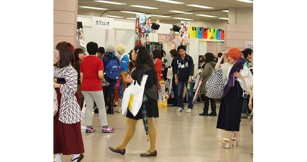 サンシャインシティ内のショップ前にもレイヤーの姿が
