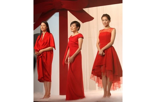 それぞれ異なるデザインの深紅のドレスを着用