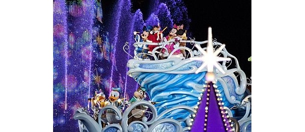 美しいイルミネーションの中、船が進んでいく