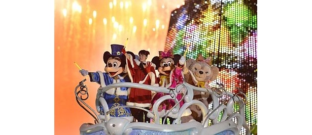 水上に花火が打ち上がる豪華な演出も